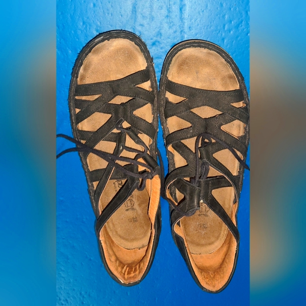Naot Womens Yarrow Size 8 black sandals.  Very comfortable and stylish